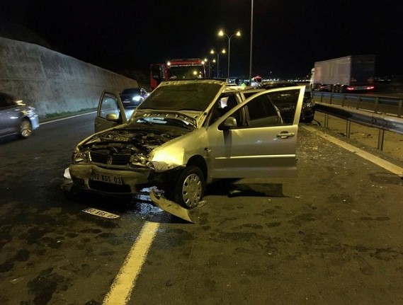 TEM'de zincirleme kaza: 1'i bebek 5 yaralı